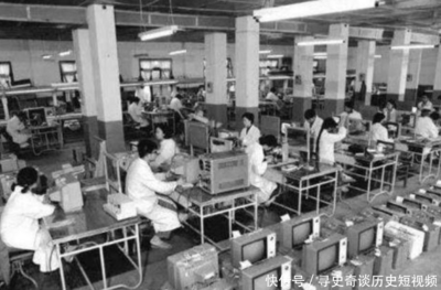 80年代老照片,帥哥美女公園跳交誼舞很開心,女學生合影笑得天真